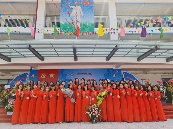 Tập thể cán bộ, giáo viên, nhân viên của nhà trường năm học 2020-2021